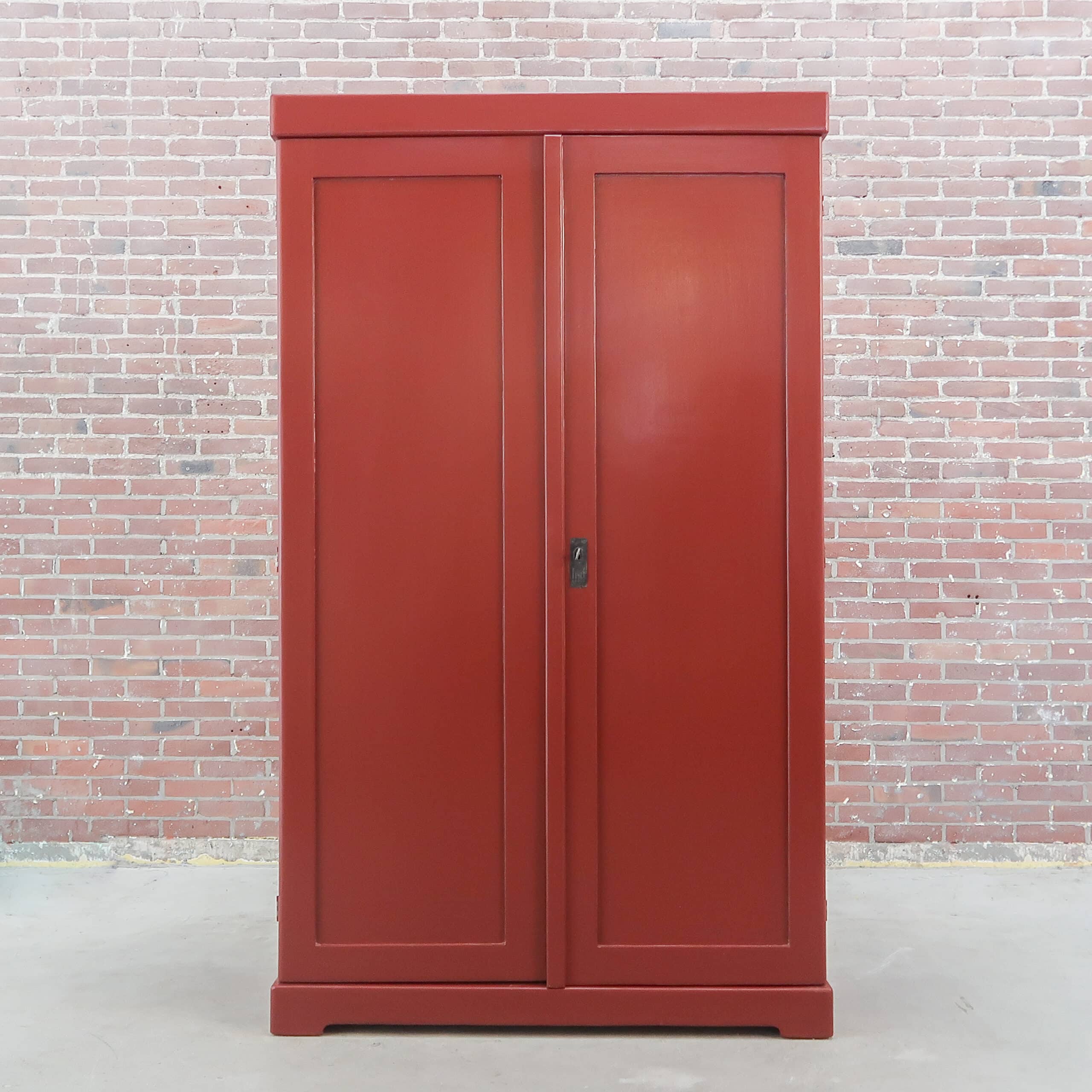 Brocante roter Wäscheschrank