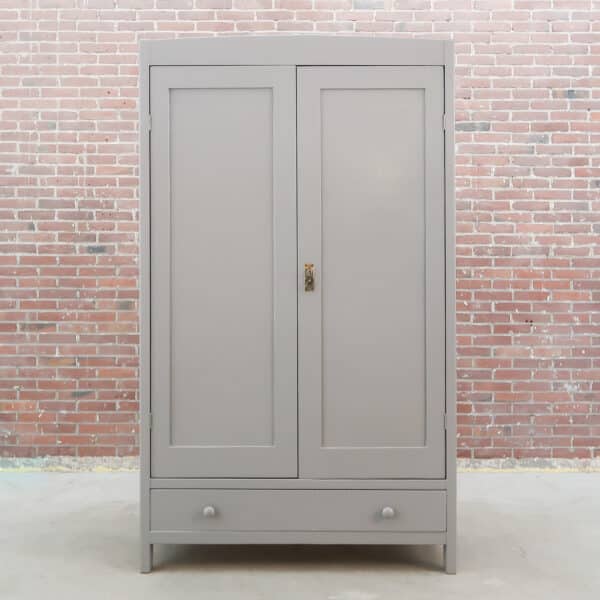Grauer Kleiderschrank