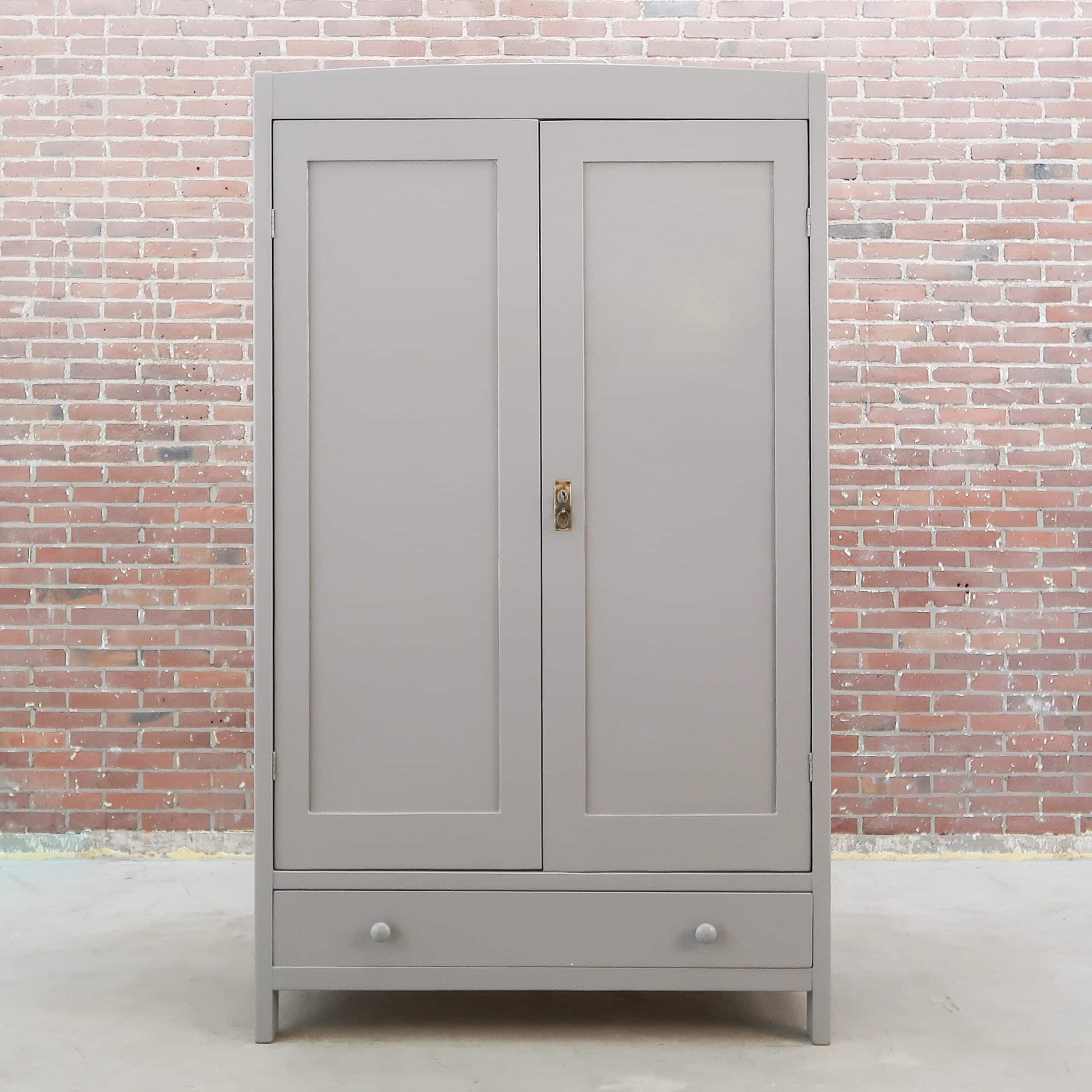 Grauer Kleiderschrank