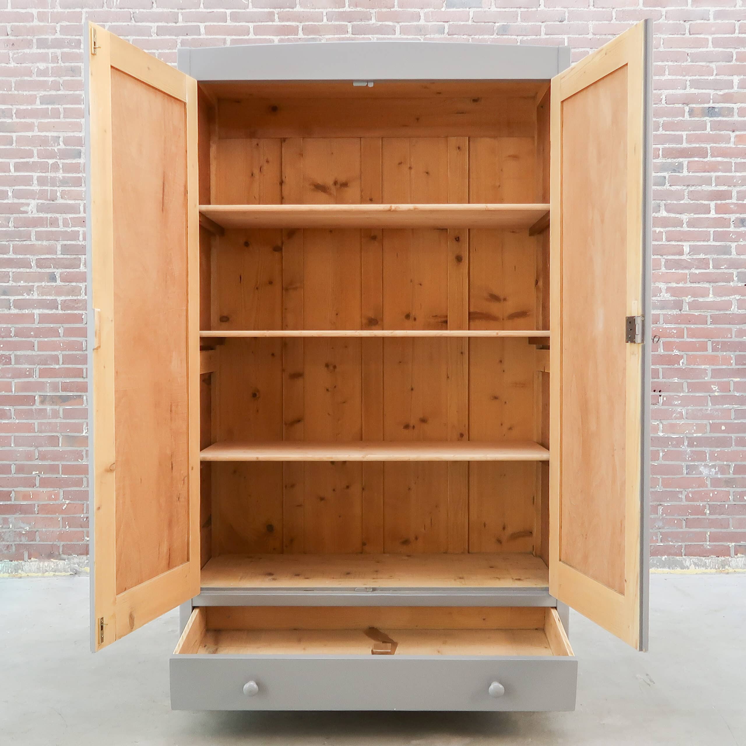 Grauer Kleiderschrank - Bild 2