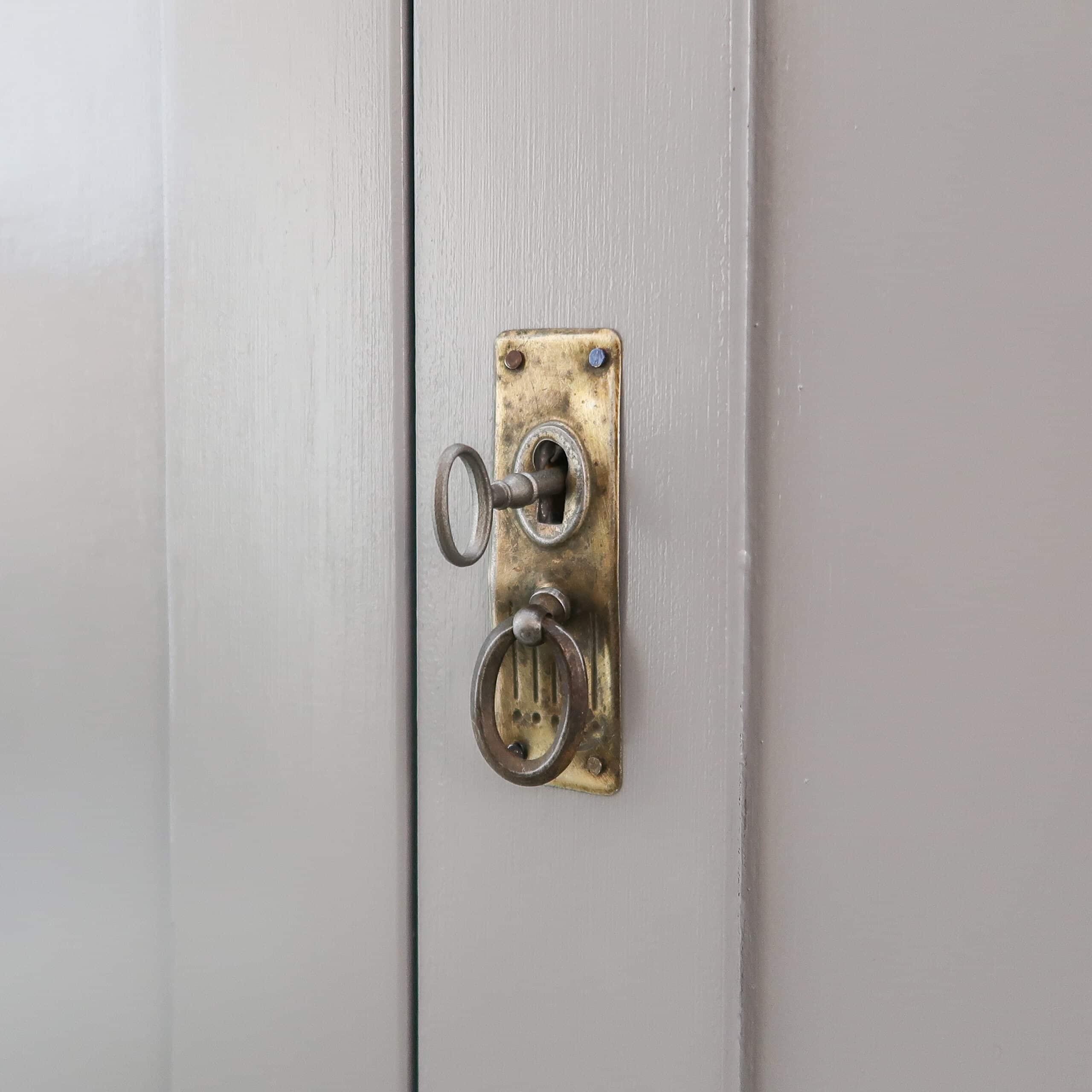 Grauer Kleiderschrank - Bild 5