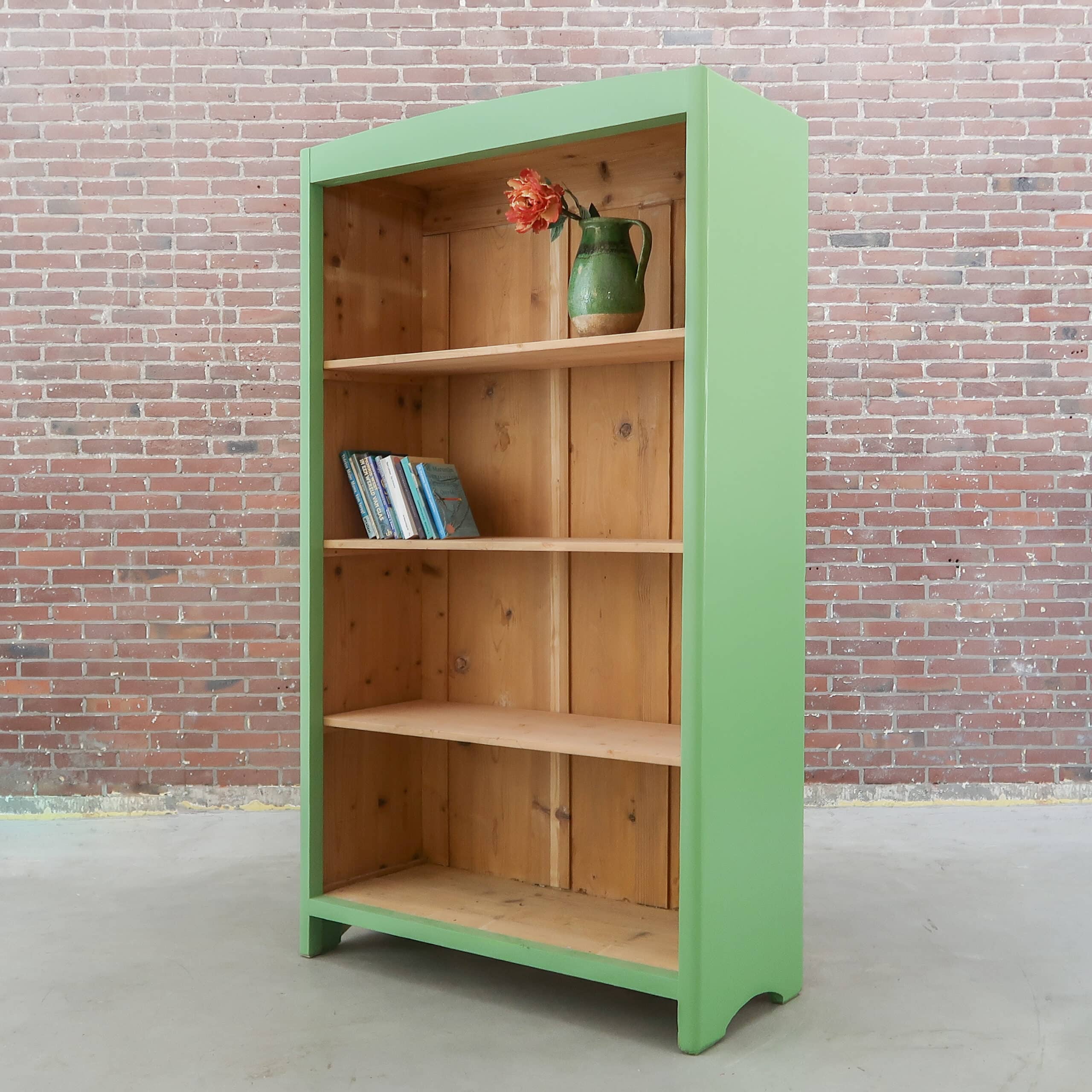 Brocante offener Schrank