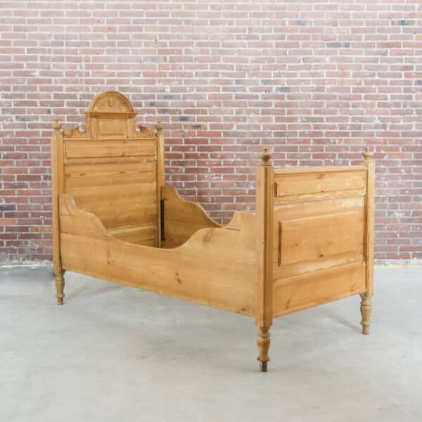 Antikes französisches Bett