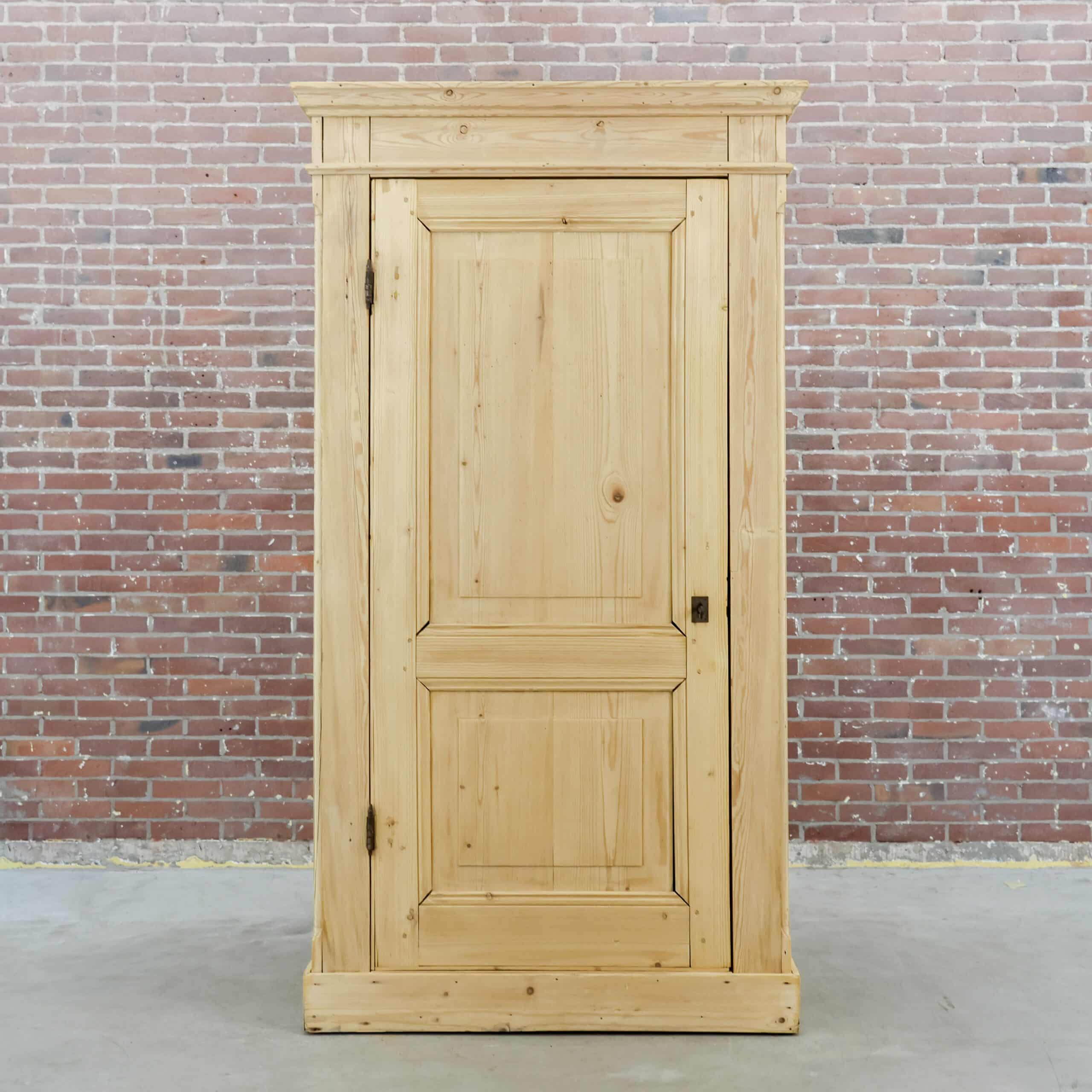 Eintüriger Kleiderschrank aus Kiefernholz