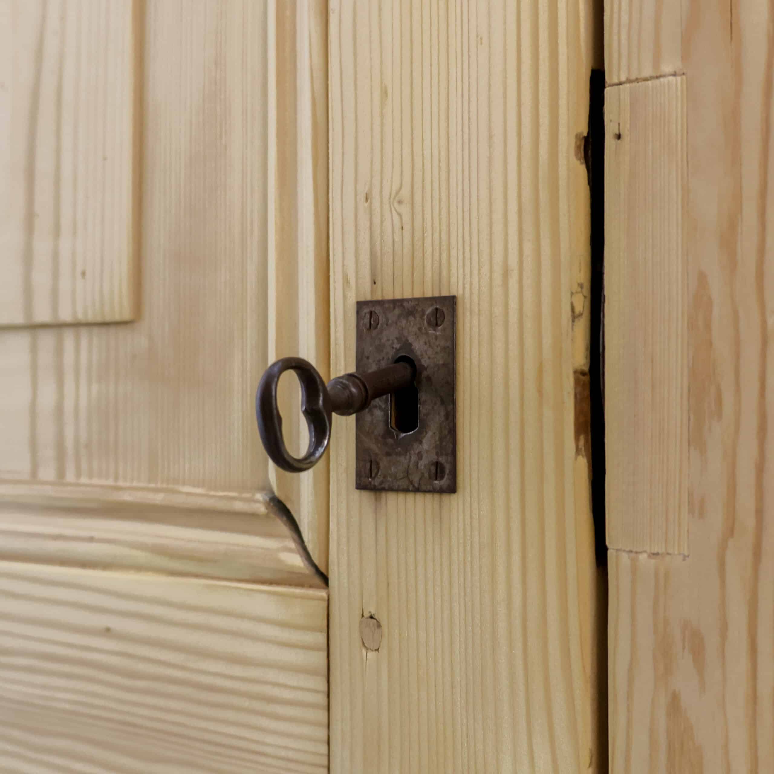Eintüriger Kleiderschrank aus Kiefernholz - Bild 5