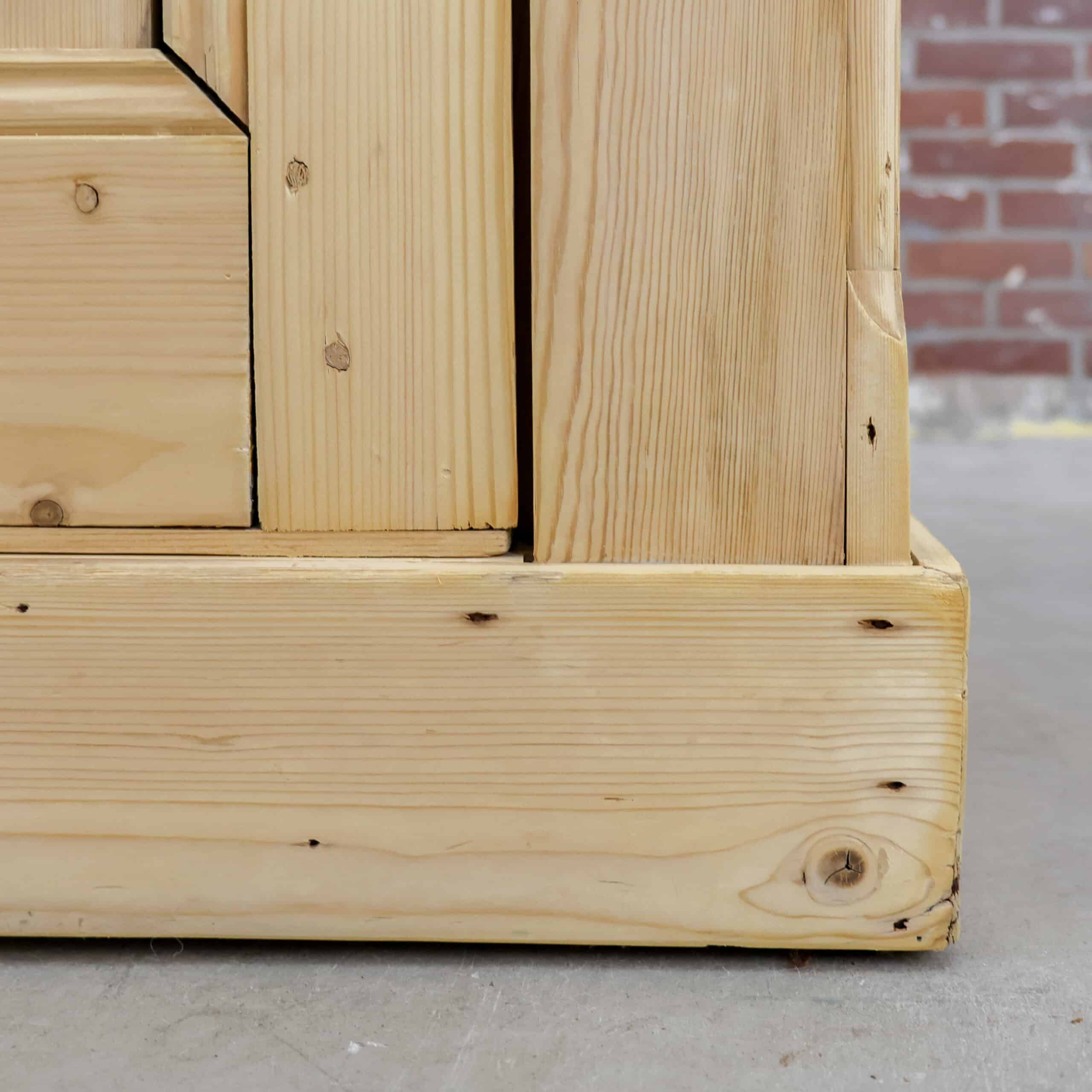 Eintüriger Kleiderschrank aus Kiefernholz - Bild 7