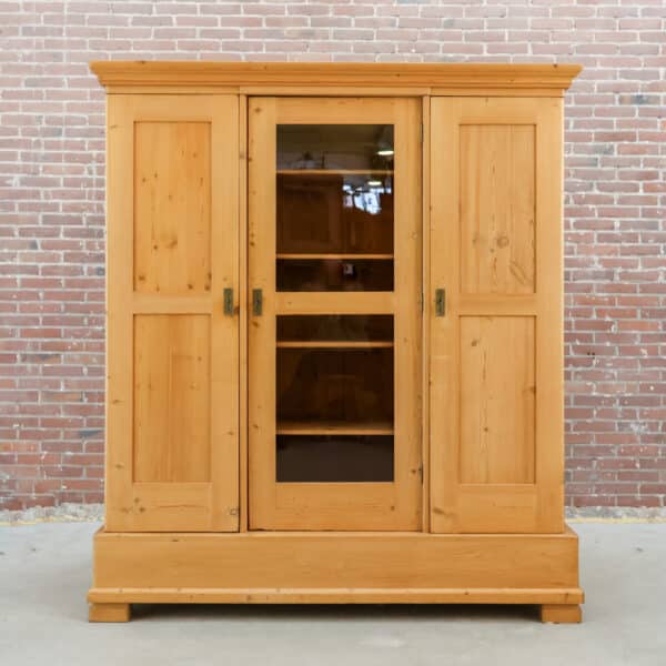 Dreitüriger Kleiderschrank aus Kiefernholz