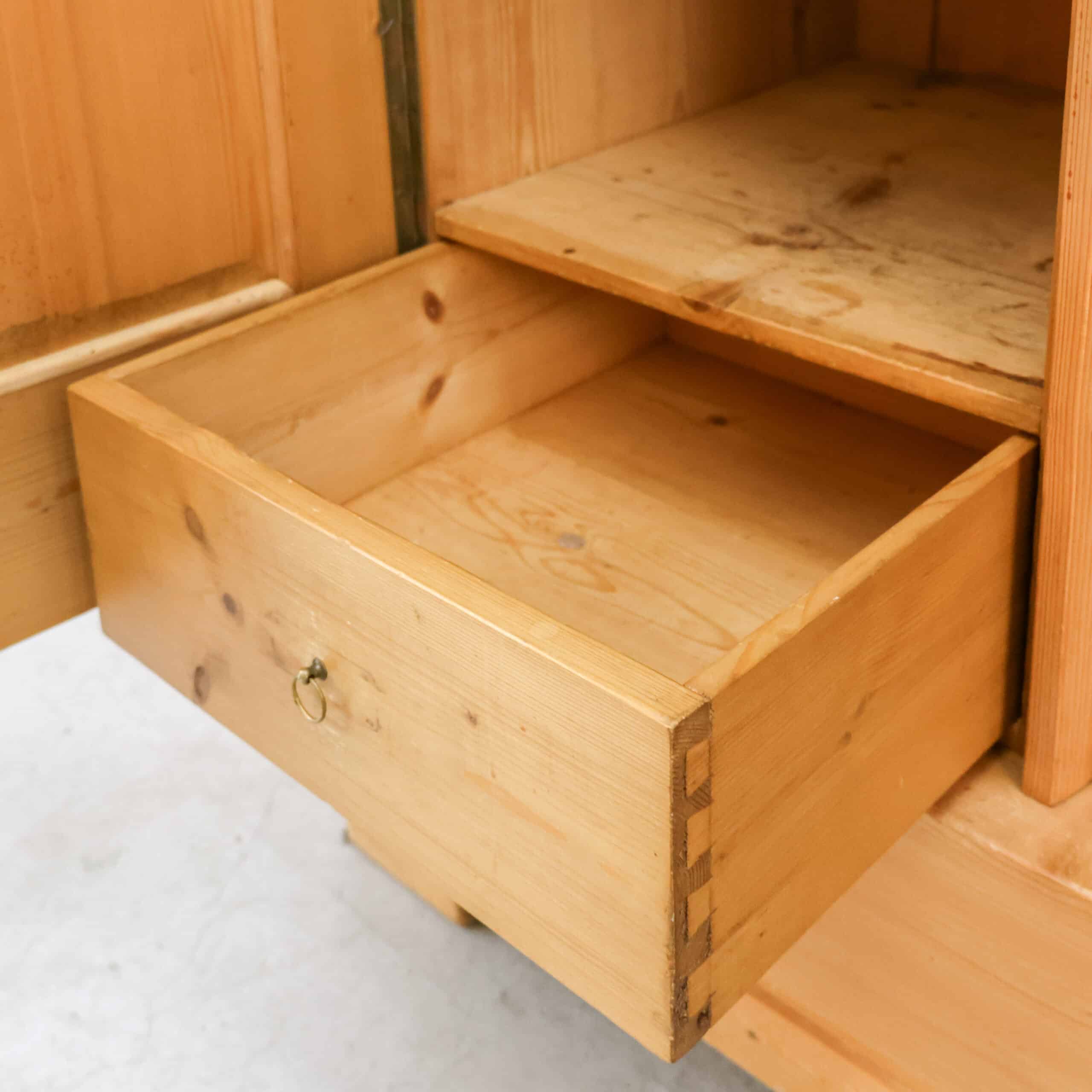 Dreitüriger Kleiderschrank aus Kiefernholz - Bild 4