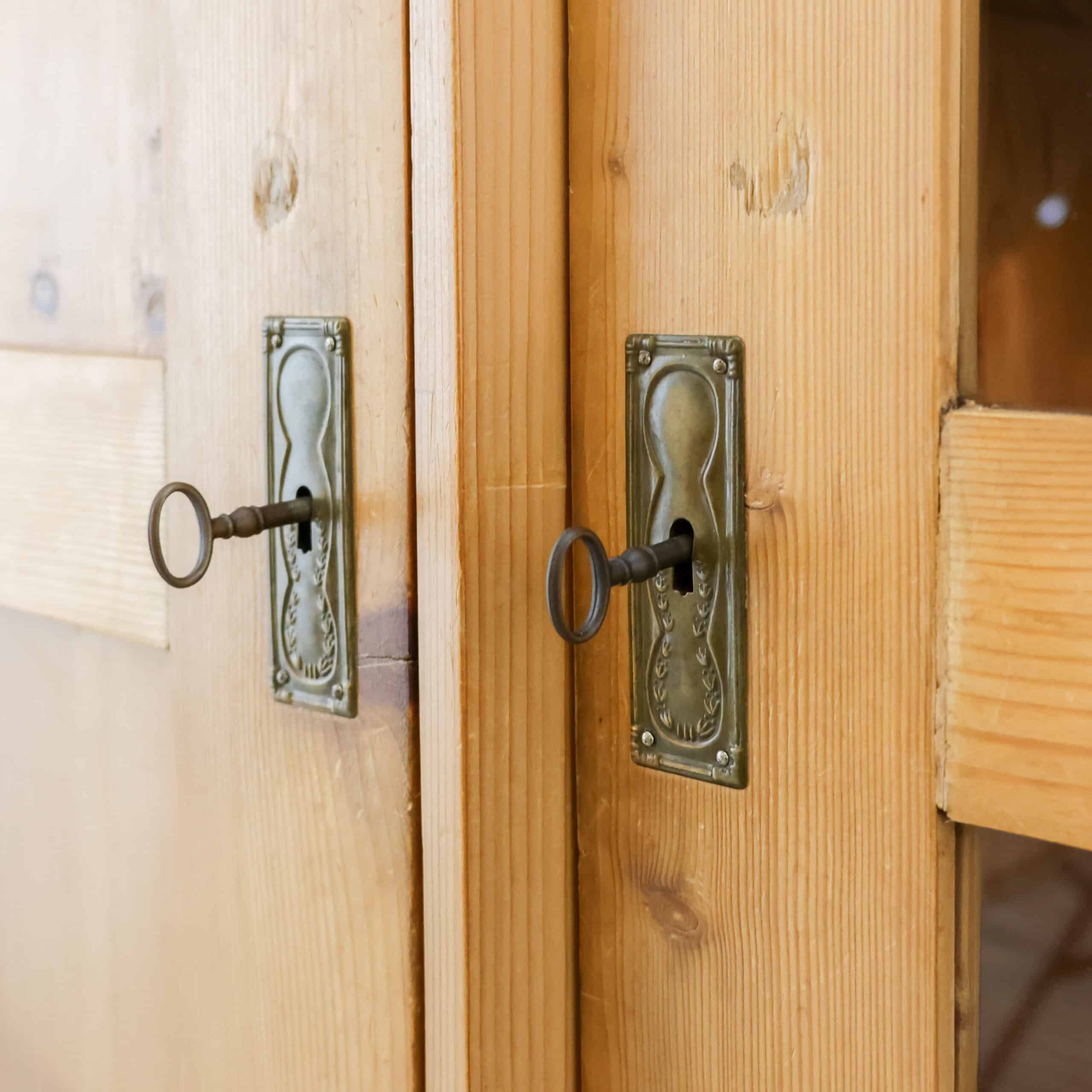 Dreitüriger Kleiderschrank aus Kiefernholz - Bild 8