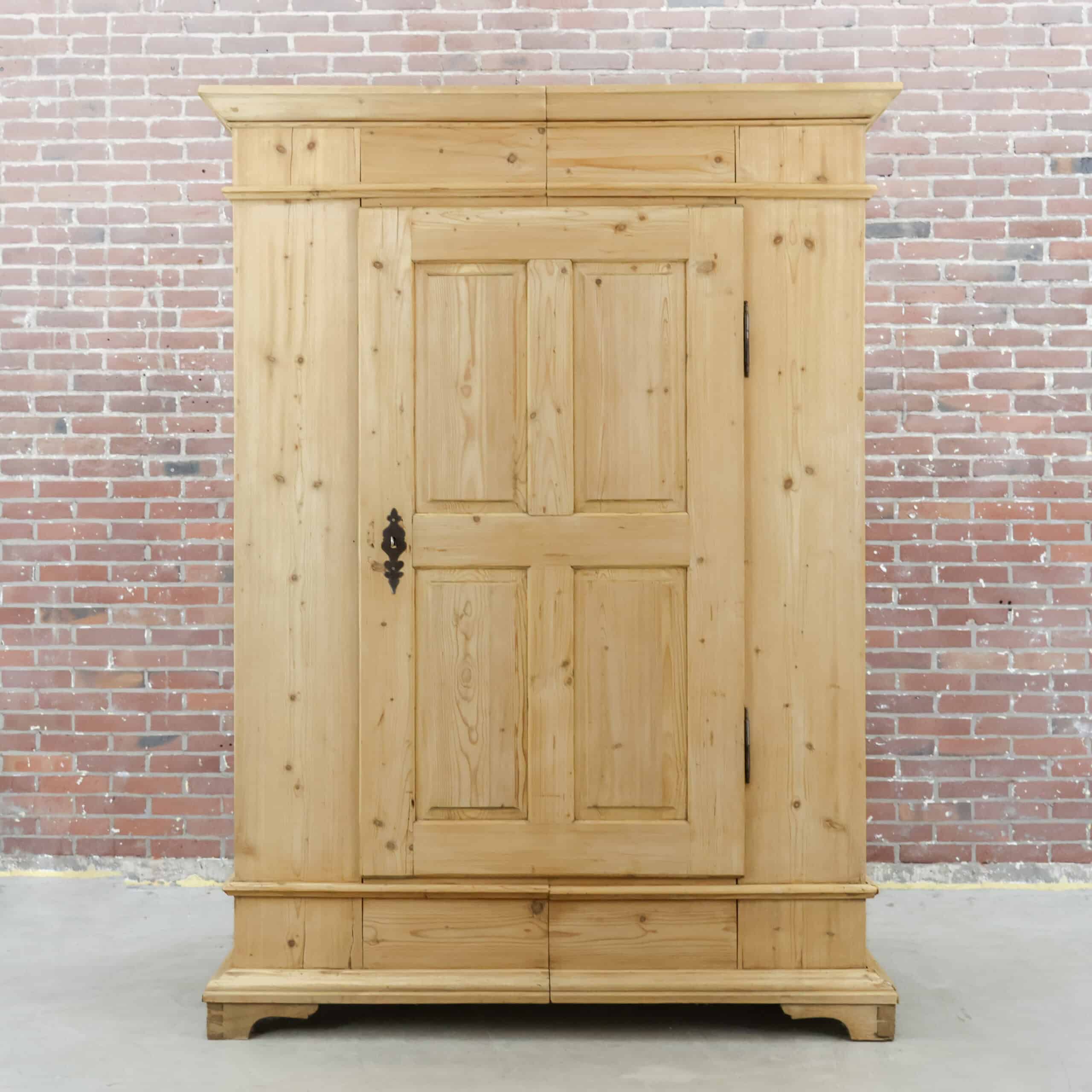 Eintüriger Kleiderschrank aus Kiefernholz