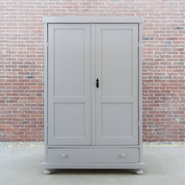Grauer Kleiderschrank