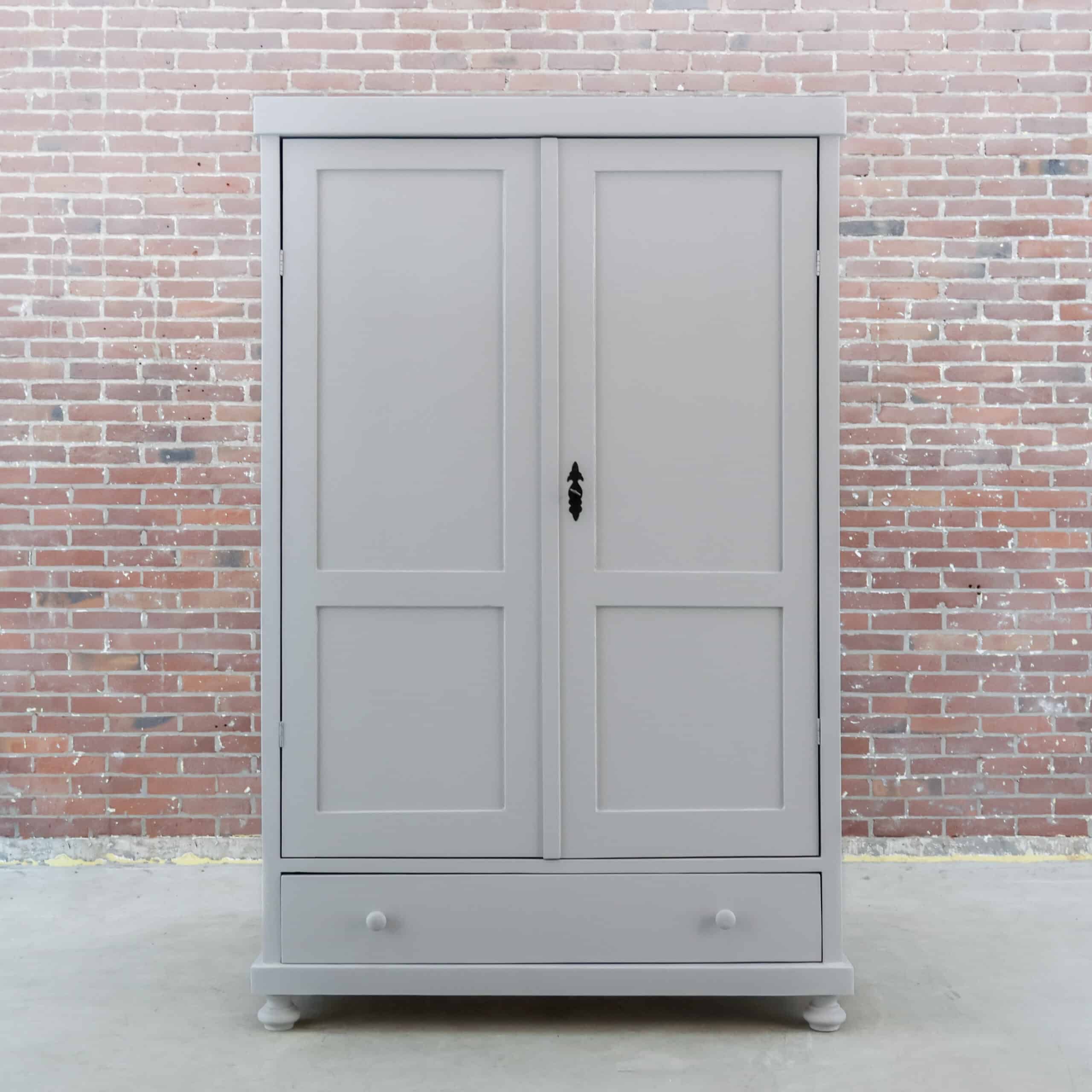 Grauer Kleiderschrank