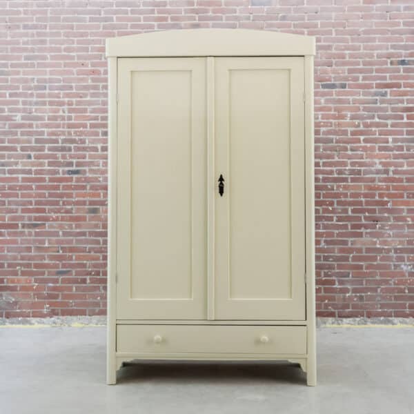 Brocante cremefarbener Wäscheschrank