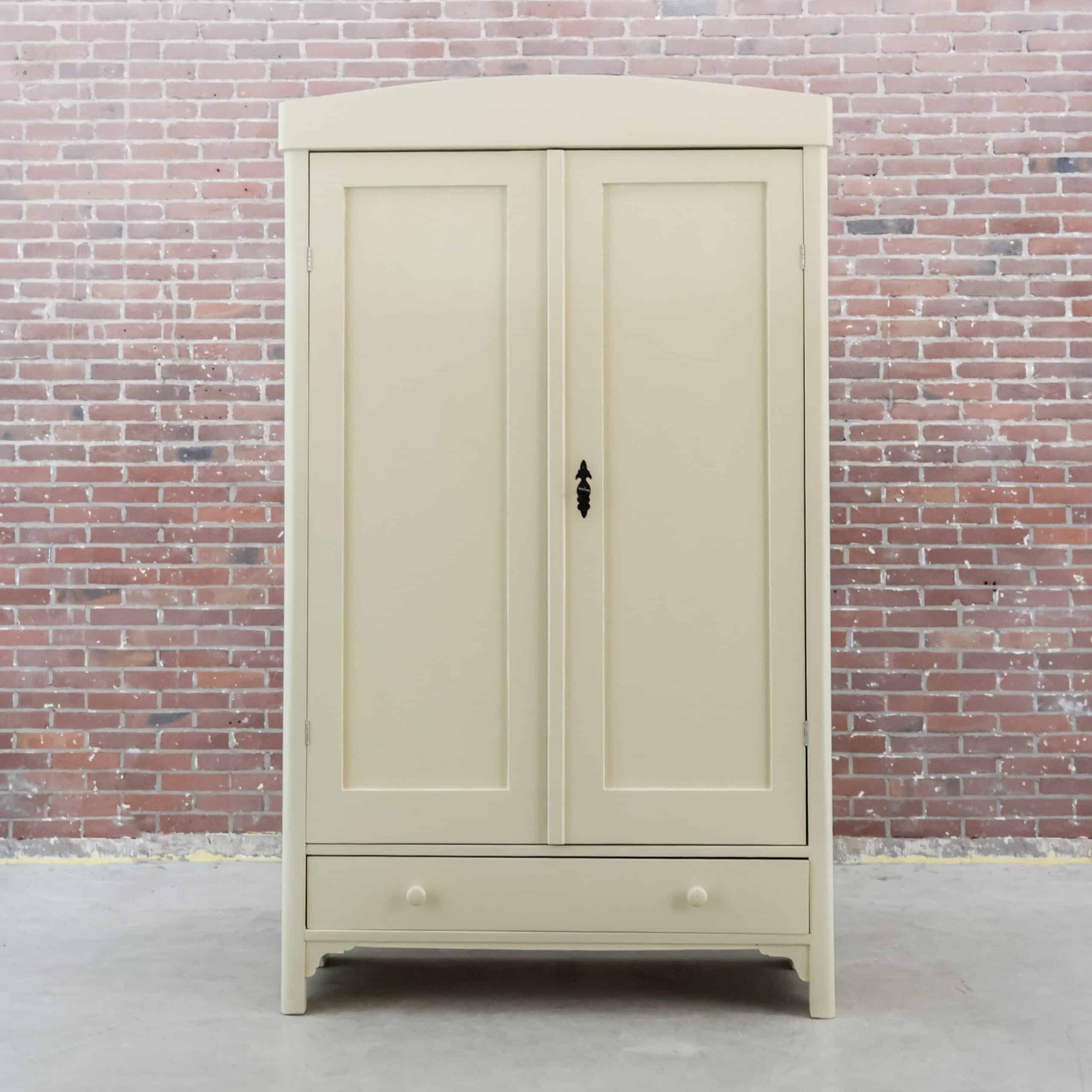 Brocante cremefarbener Wäscheschrank