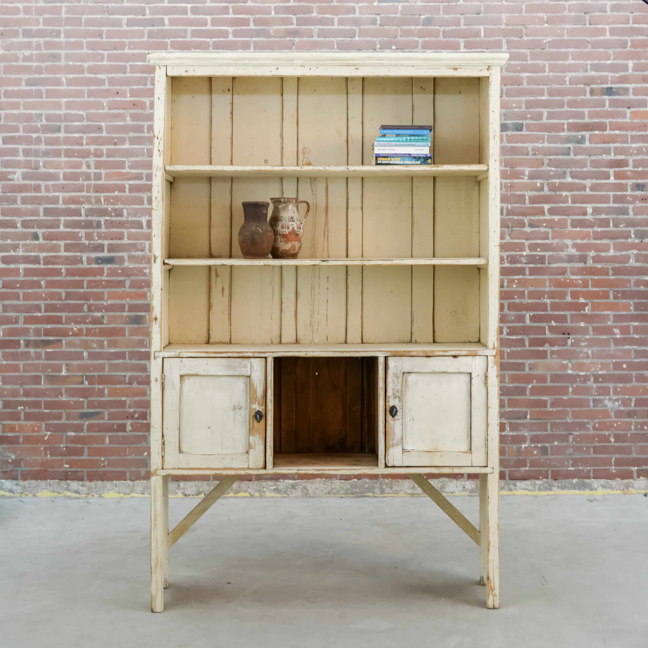 Brocante offener Schrank