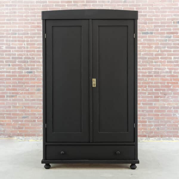 Schwarzer Wäscheschrank