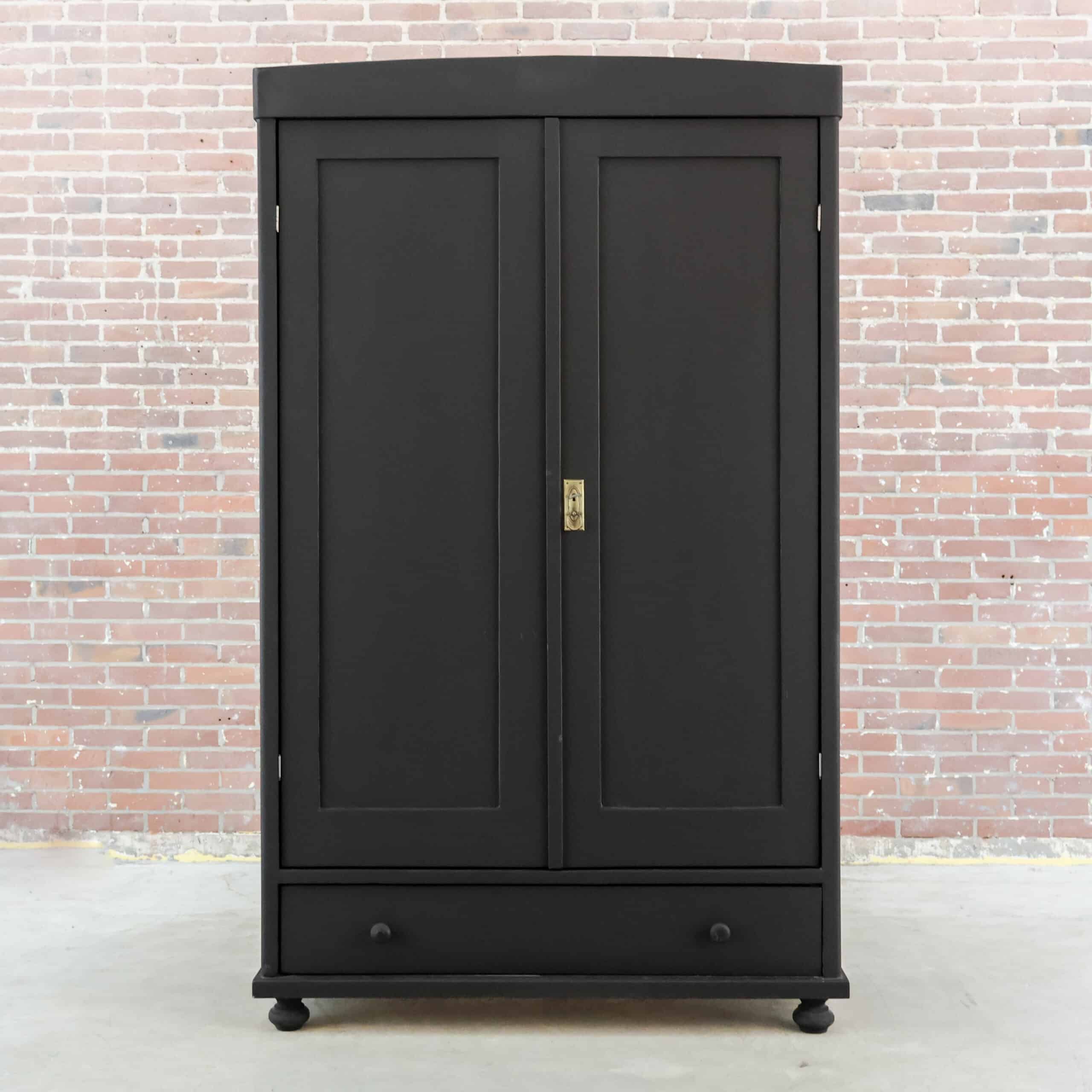 Schwarzer Wäscheschrank
