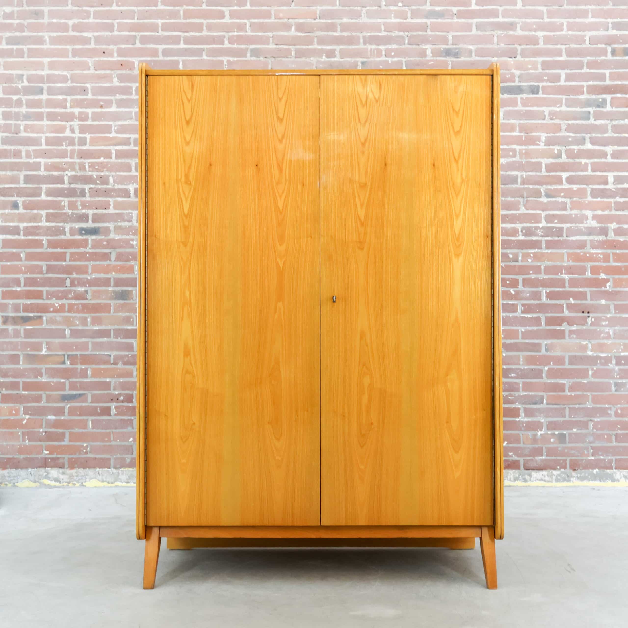Vintage-Kleiderschrank - Tatra Nabytok