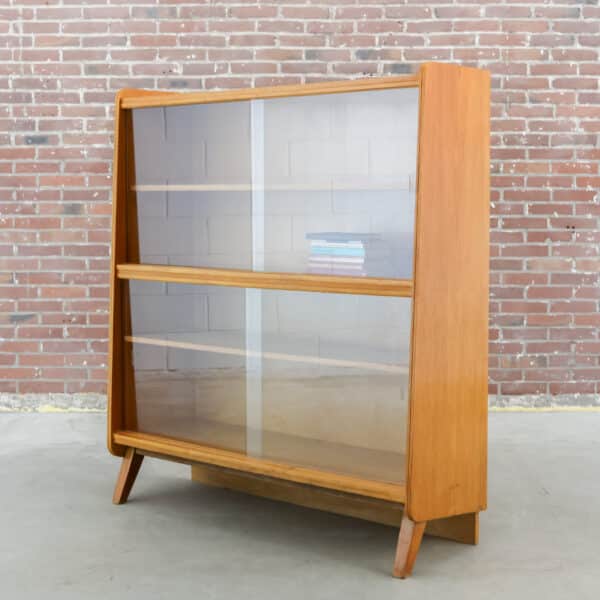 Bücherregal im Vintage-Stil