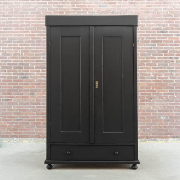 Schwarzer Wäscheschrank