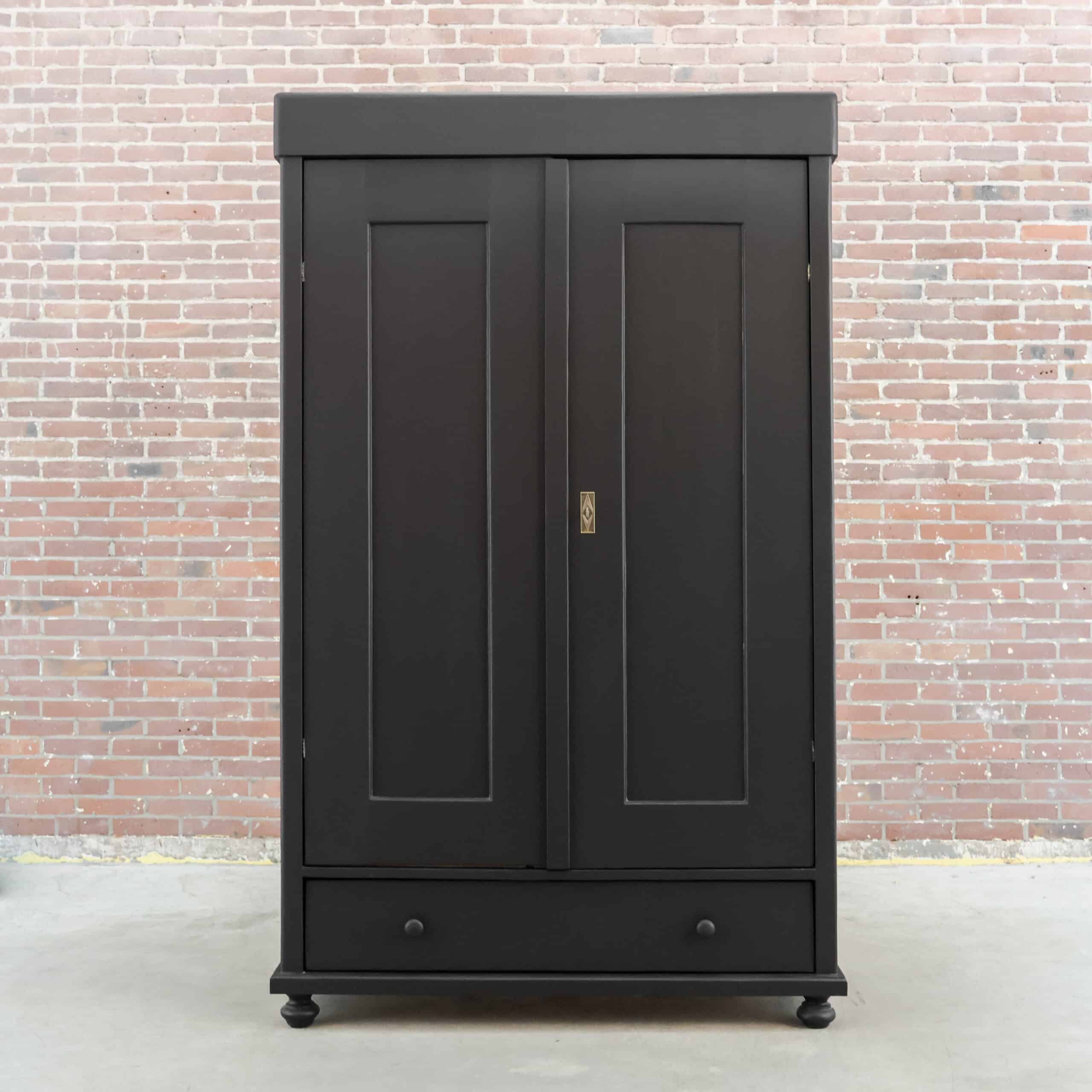 Schwarzer Wäscheschrank