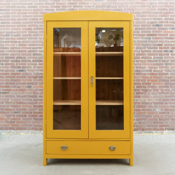 Brocante gelbe Vitrine
