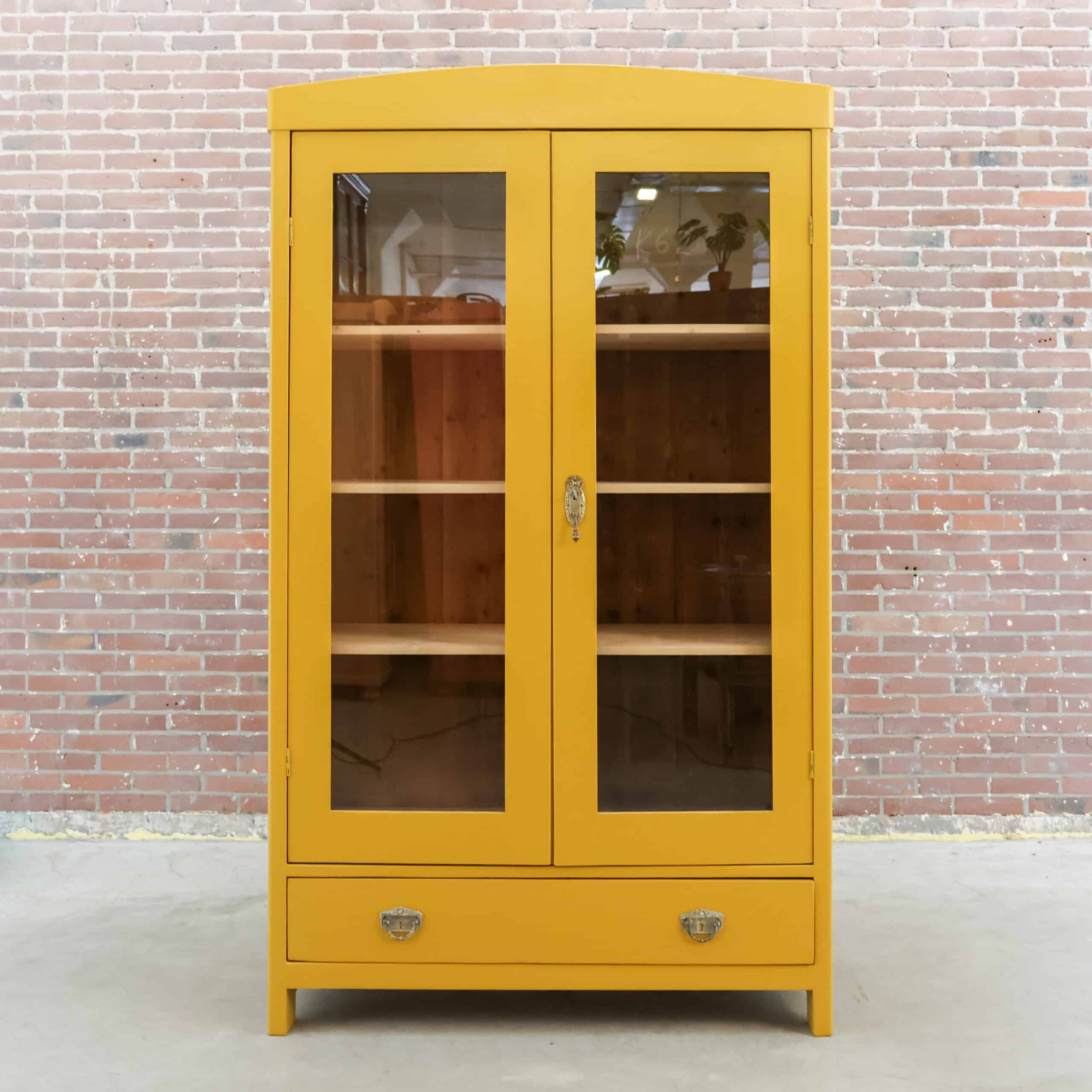 Brocante gelbe Vitrine