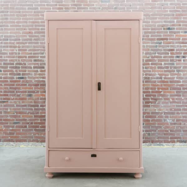 Rosa Wäscheschrank