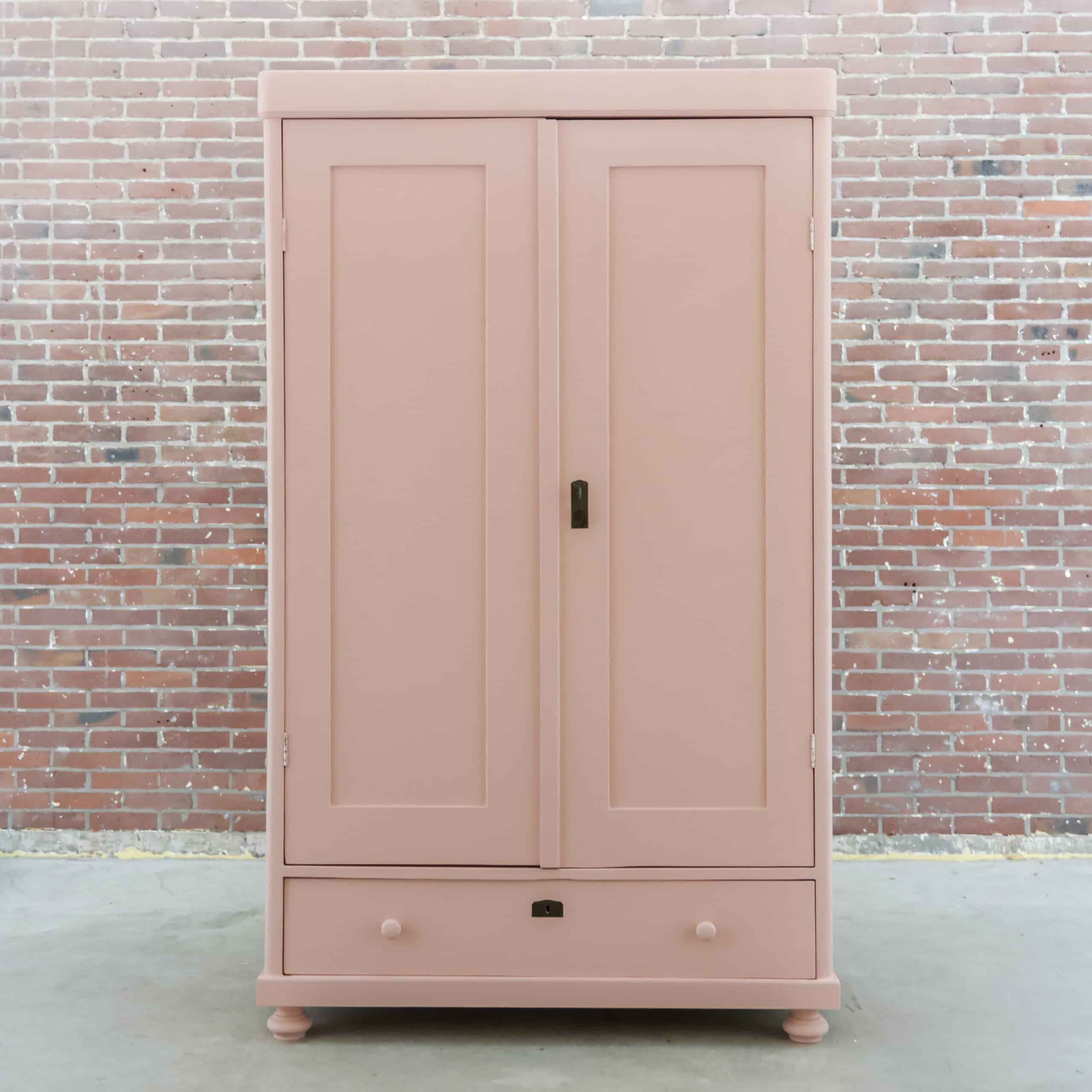 Rosa Wäscheschrank