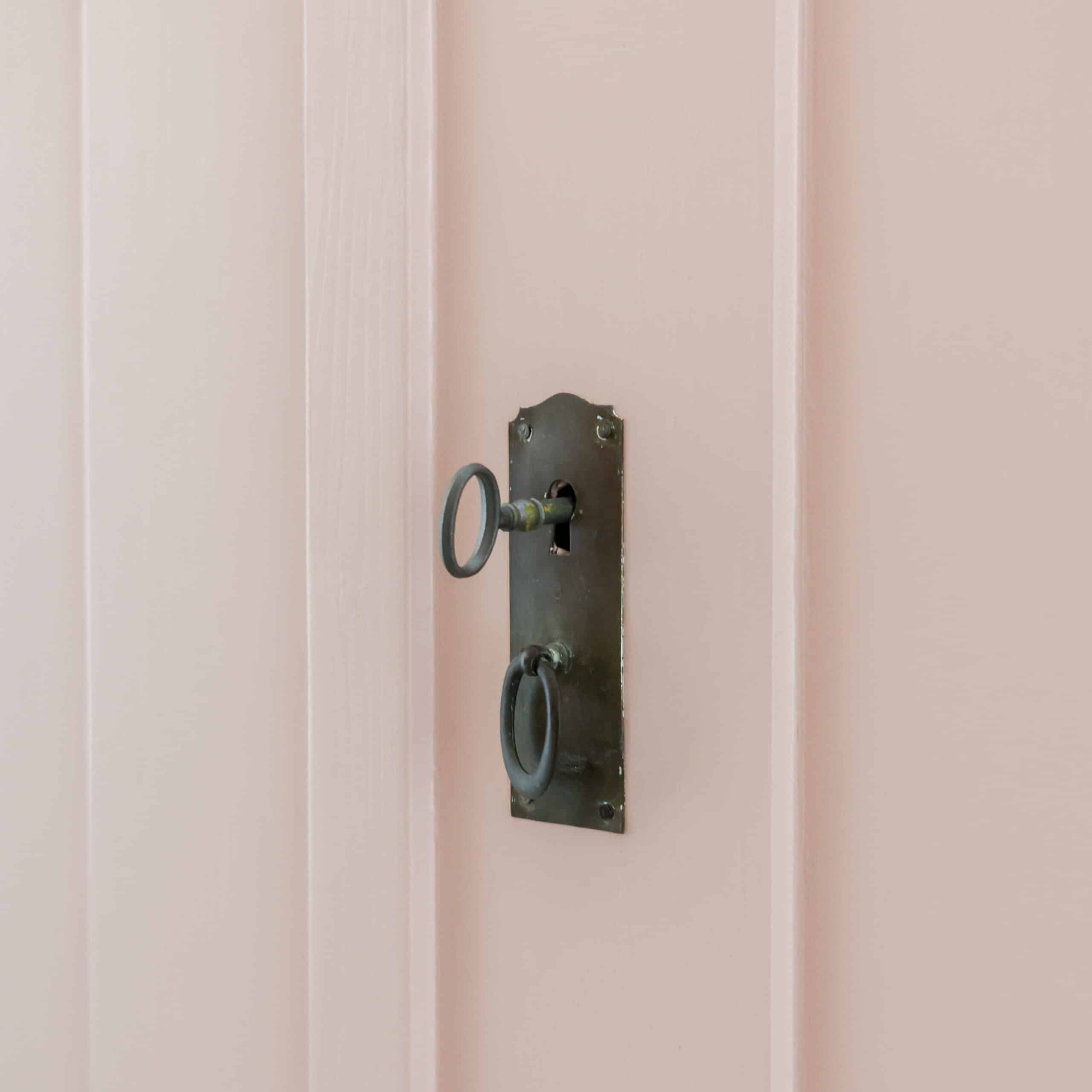 Rosa Wäscheschrank - Bild 5