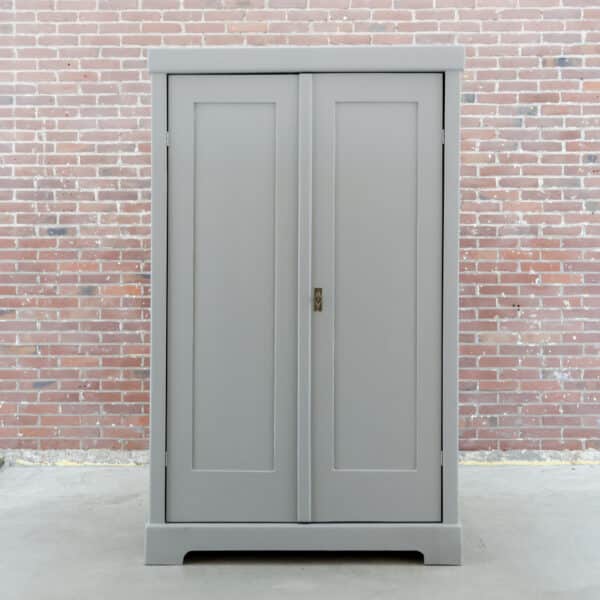 Grauer Kleiderschrank