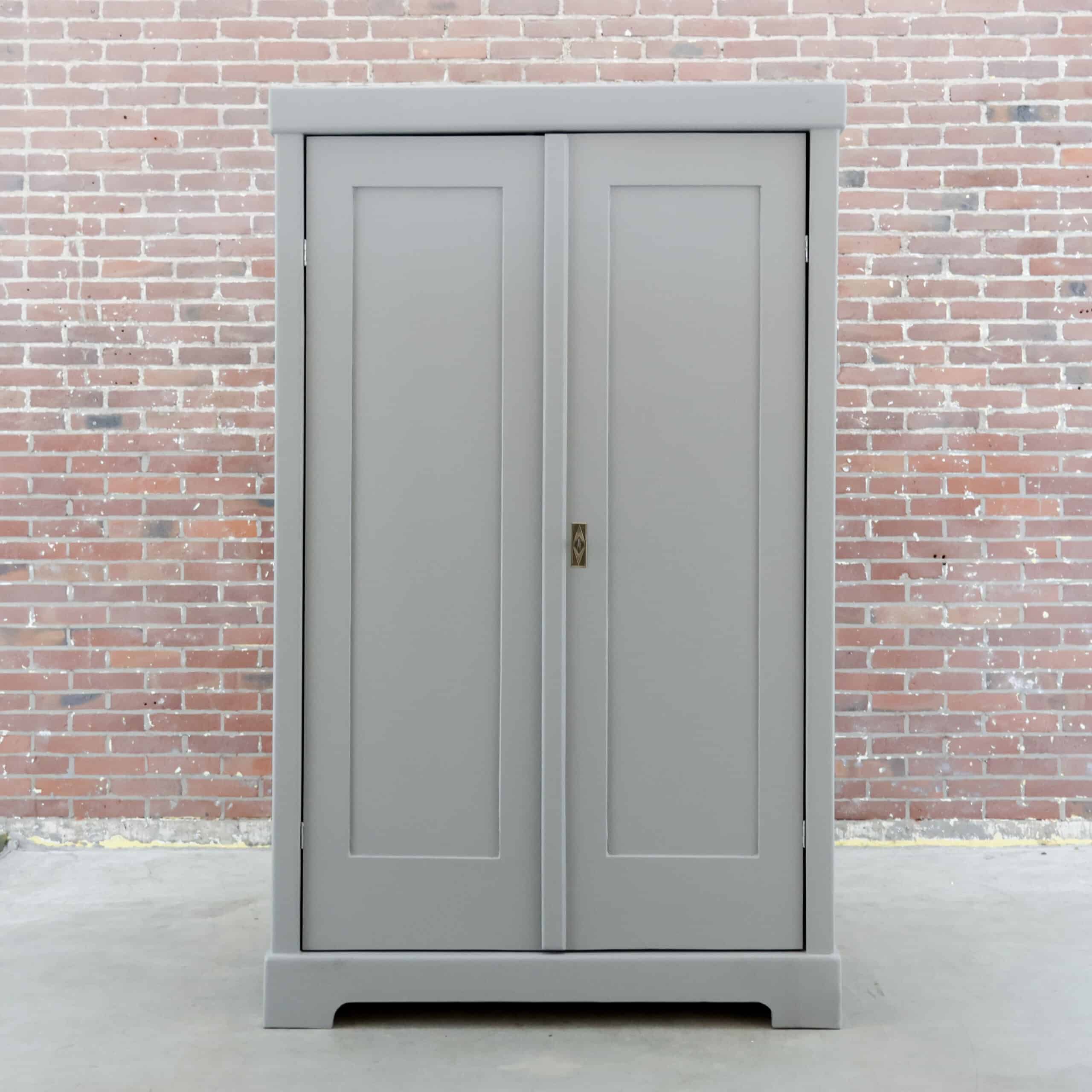 Grauer Kleiderschrank
