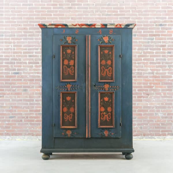 Antiker, handbemalter Brautschrank