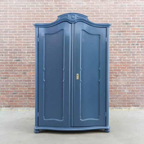 Blauer Wäscheschrank