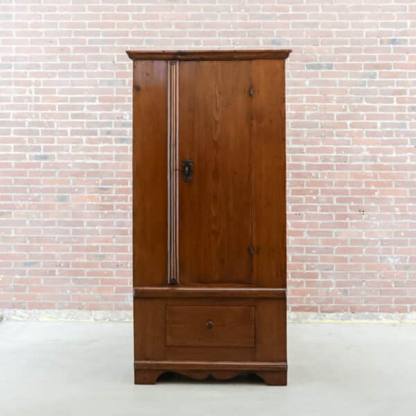 Antiker eintüriger Schrank