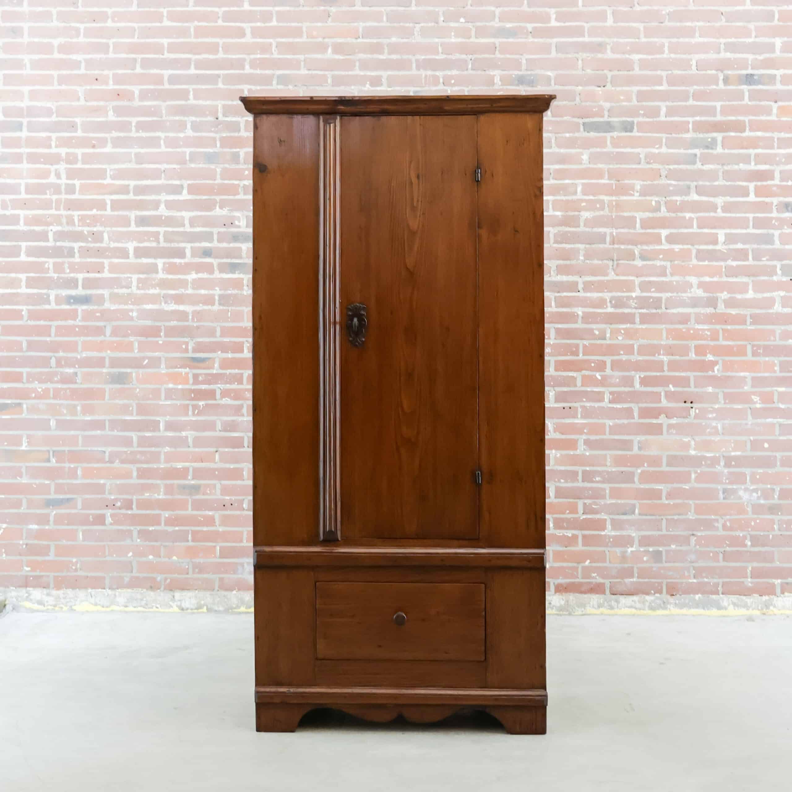 Antiker eintüriger Schrank