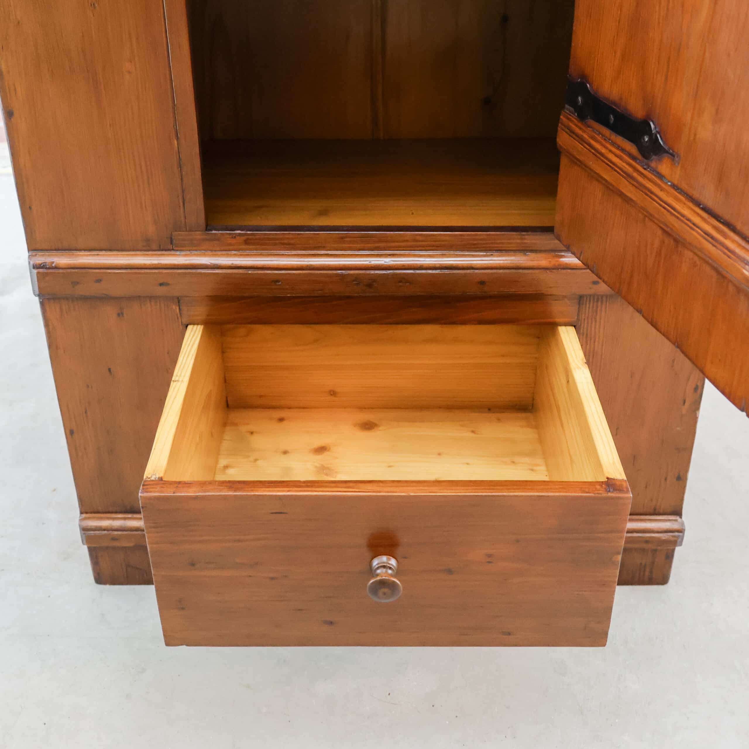 Antiker Einzeltürschrank – Abbildung 6