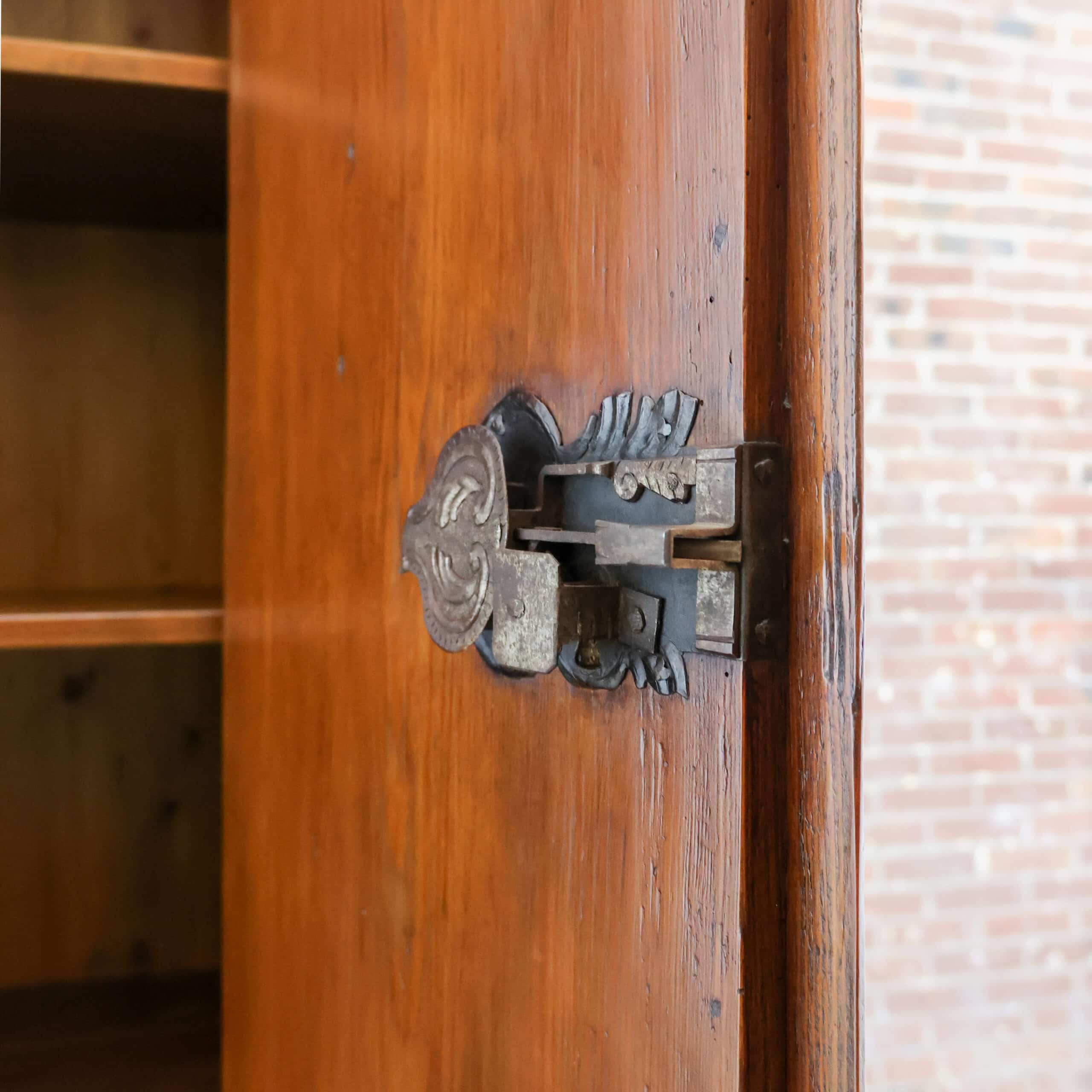 Antiker Einzeltürschrank – Abbildung 5
