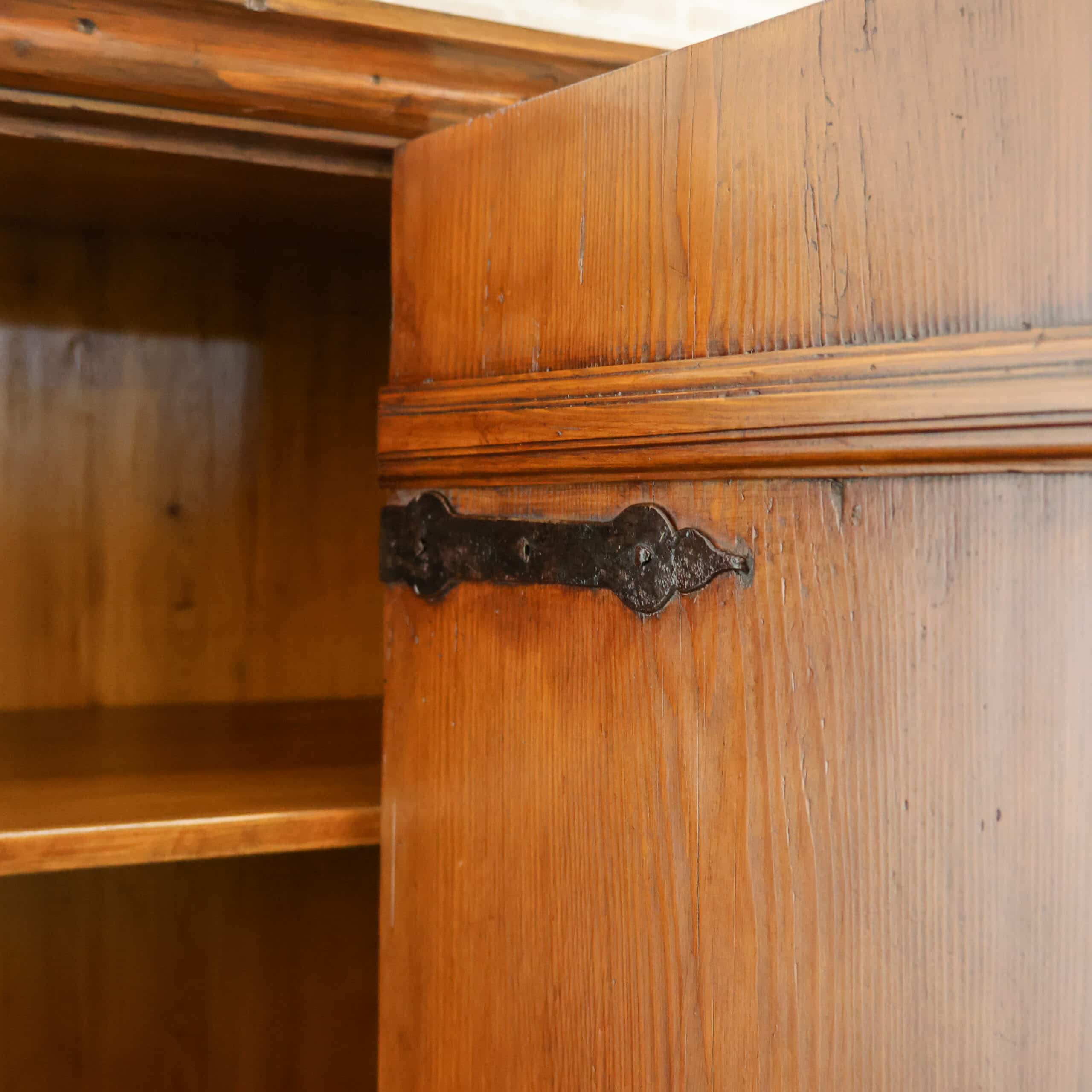 Antiker Einzeltürschrank – Abbildung 3