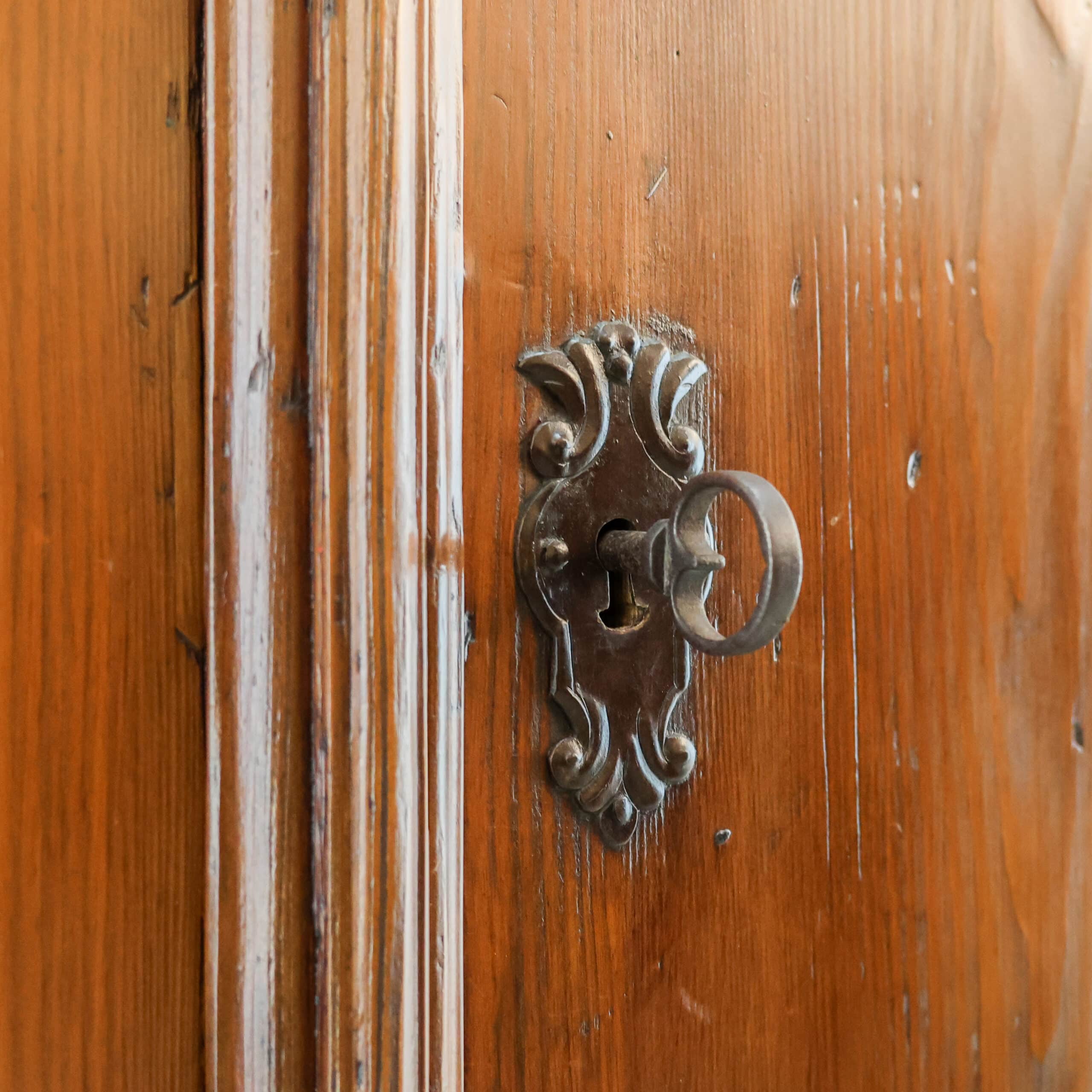 Antiker Einzeltürschrank – Abbildung 8