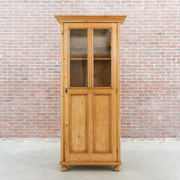 Vitrine aus Kiefer