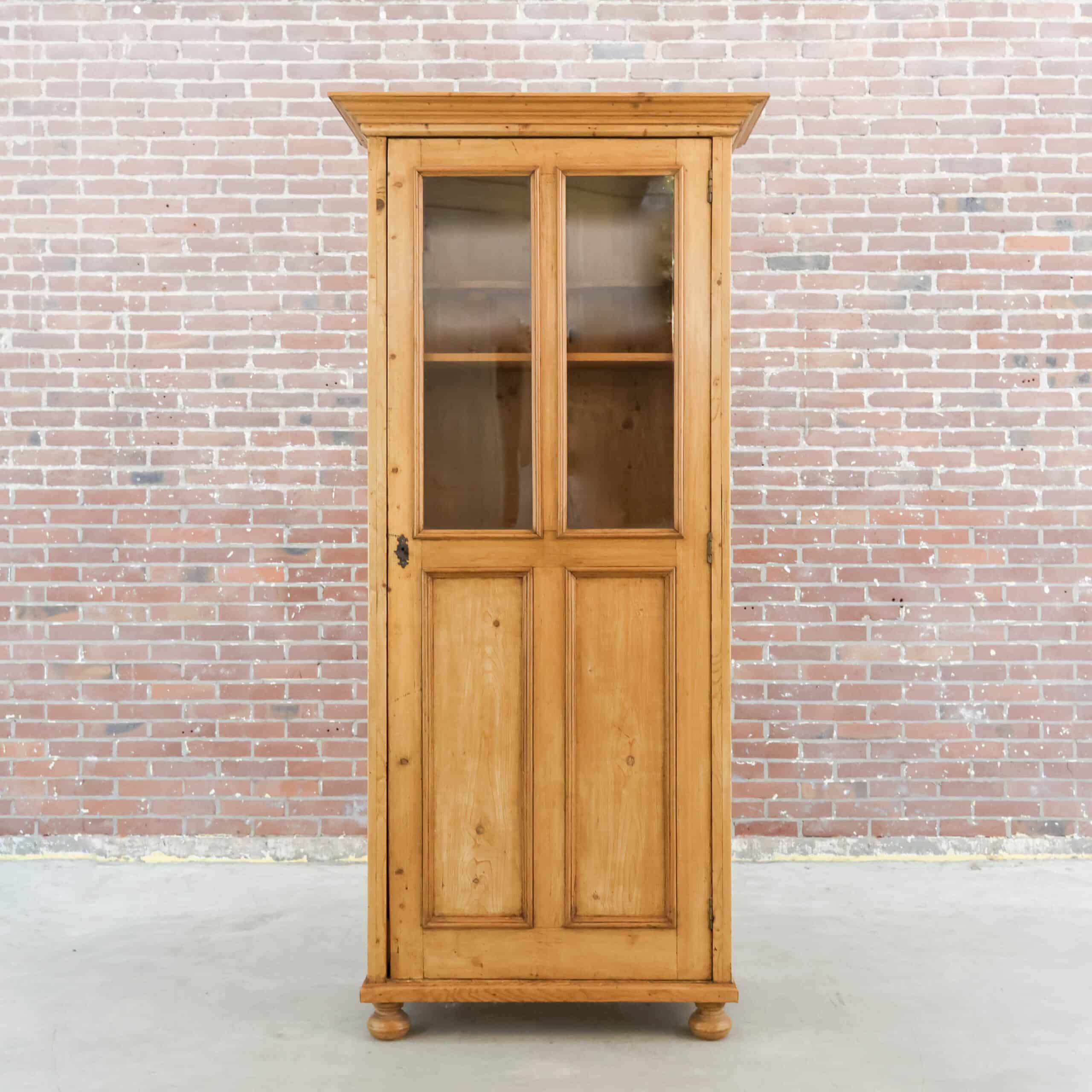 Vitrine aus Kiefer