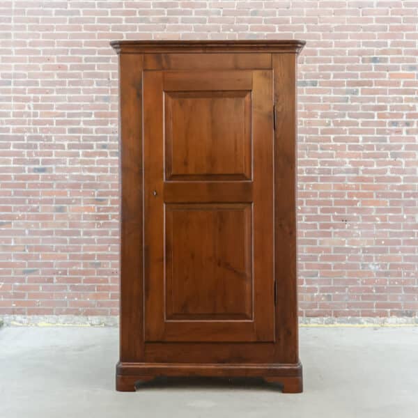 Antiker eintüriger Schrank