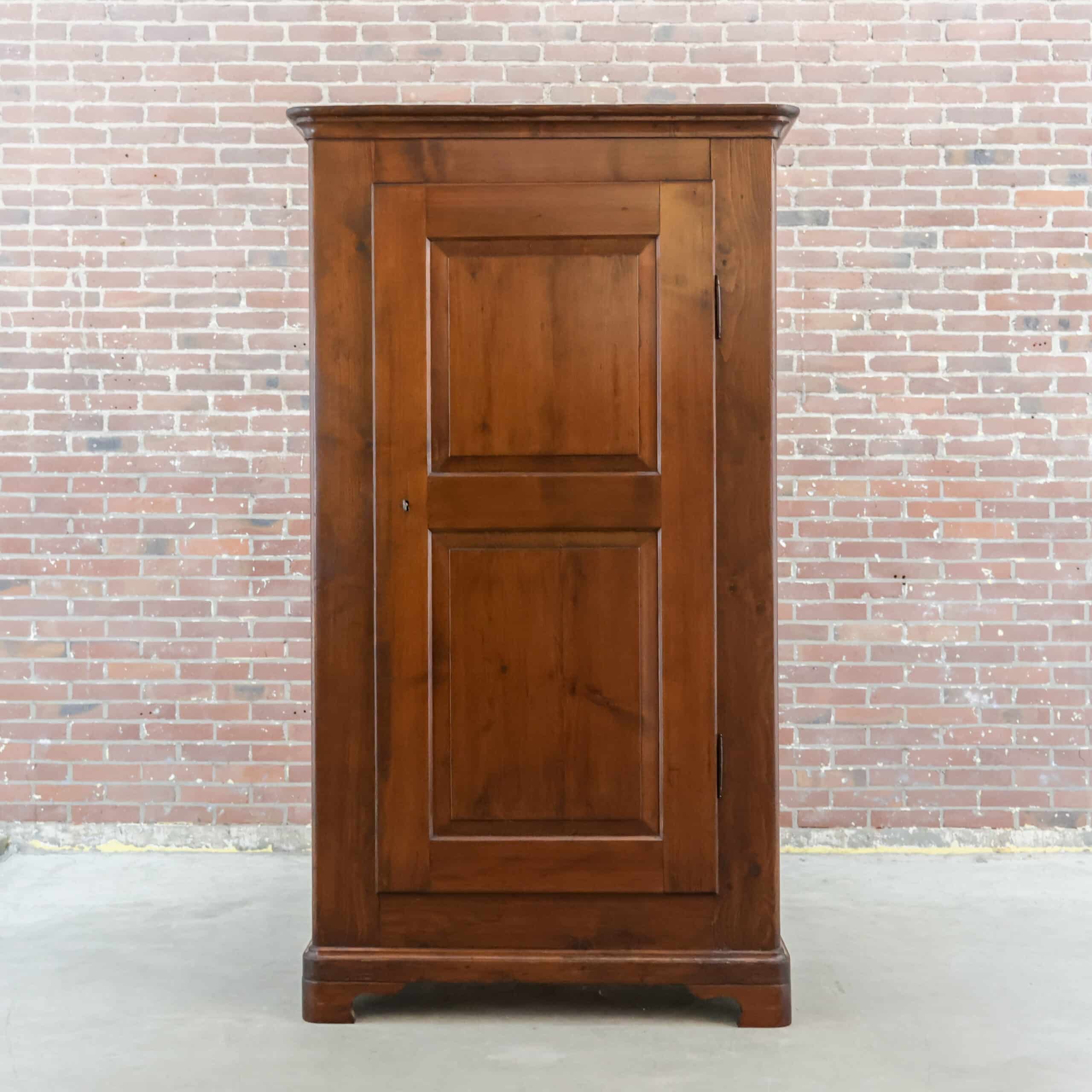 Antiker eintüriger Schrank