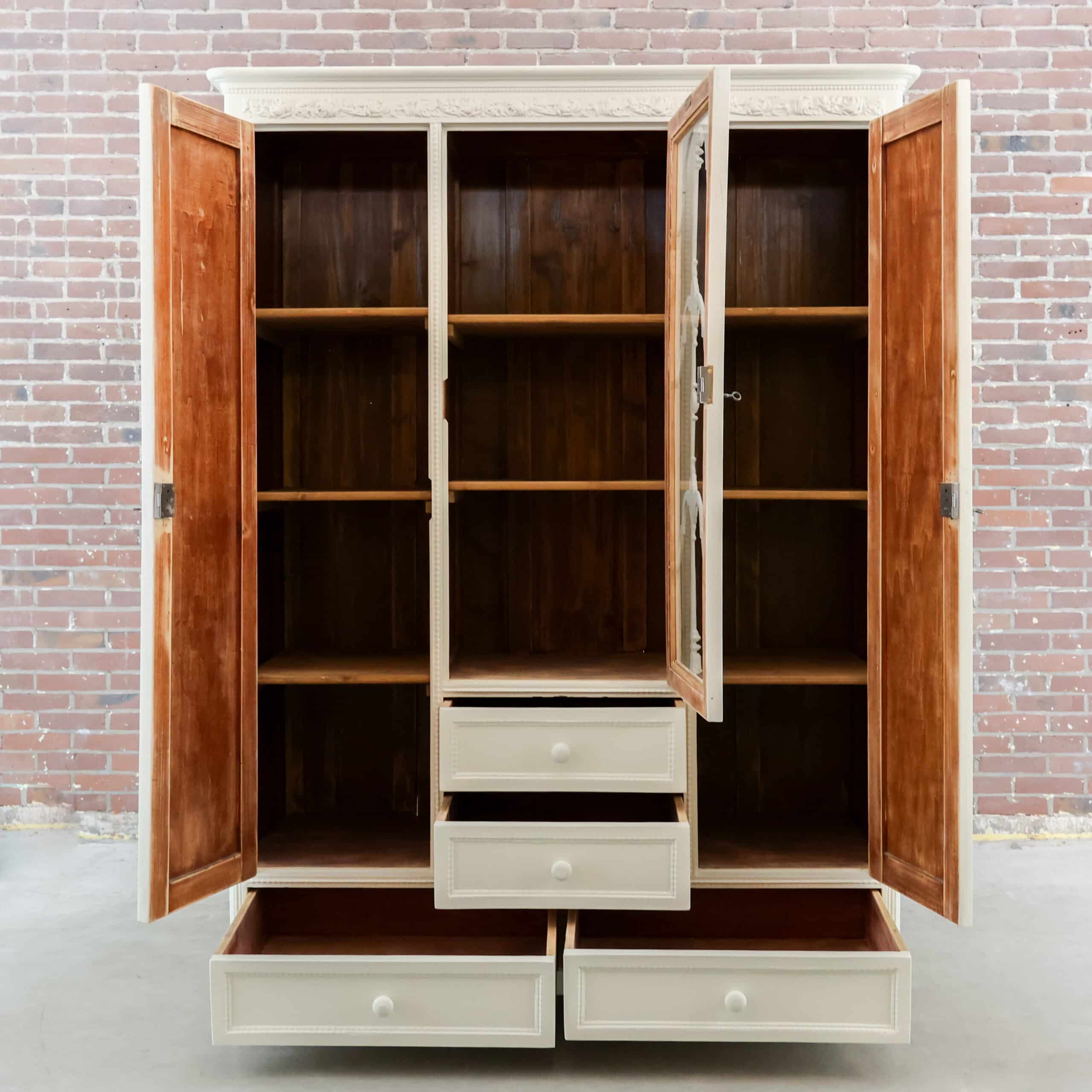 Brocante-Schrank mit drei Türen – Abbildung 2