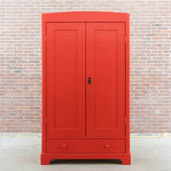 Brocante roter Wäscheschrank