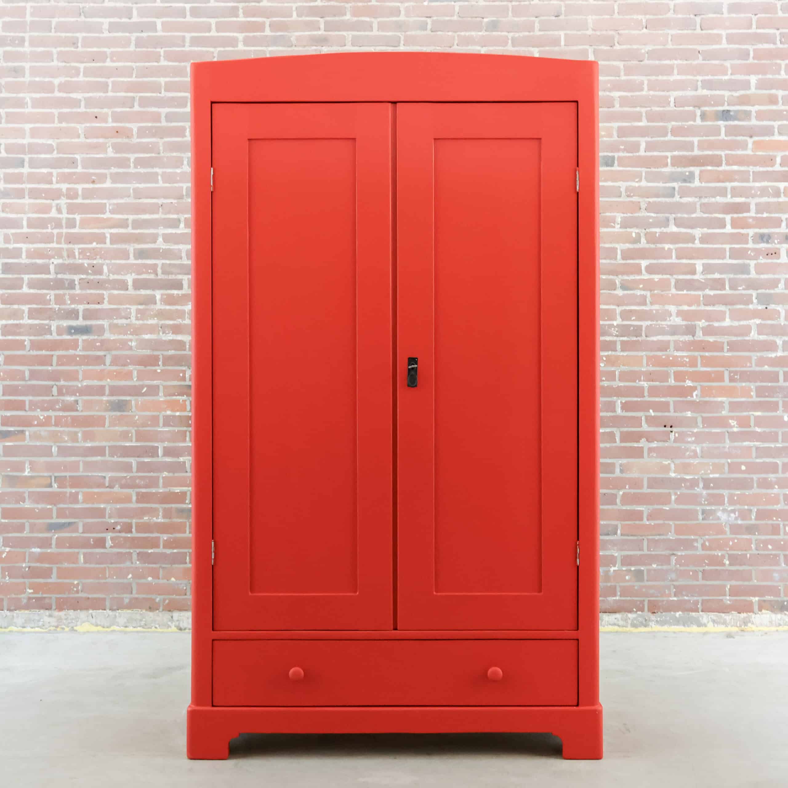 Brocante roter Wäscheschrank