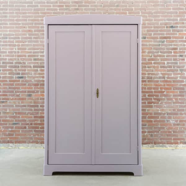 Lila Wäscheschrank