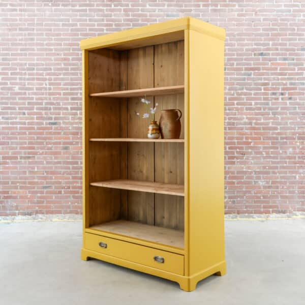 Ockergelbes offenes Bücherregal