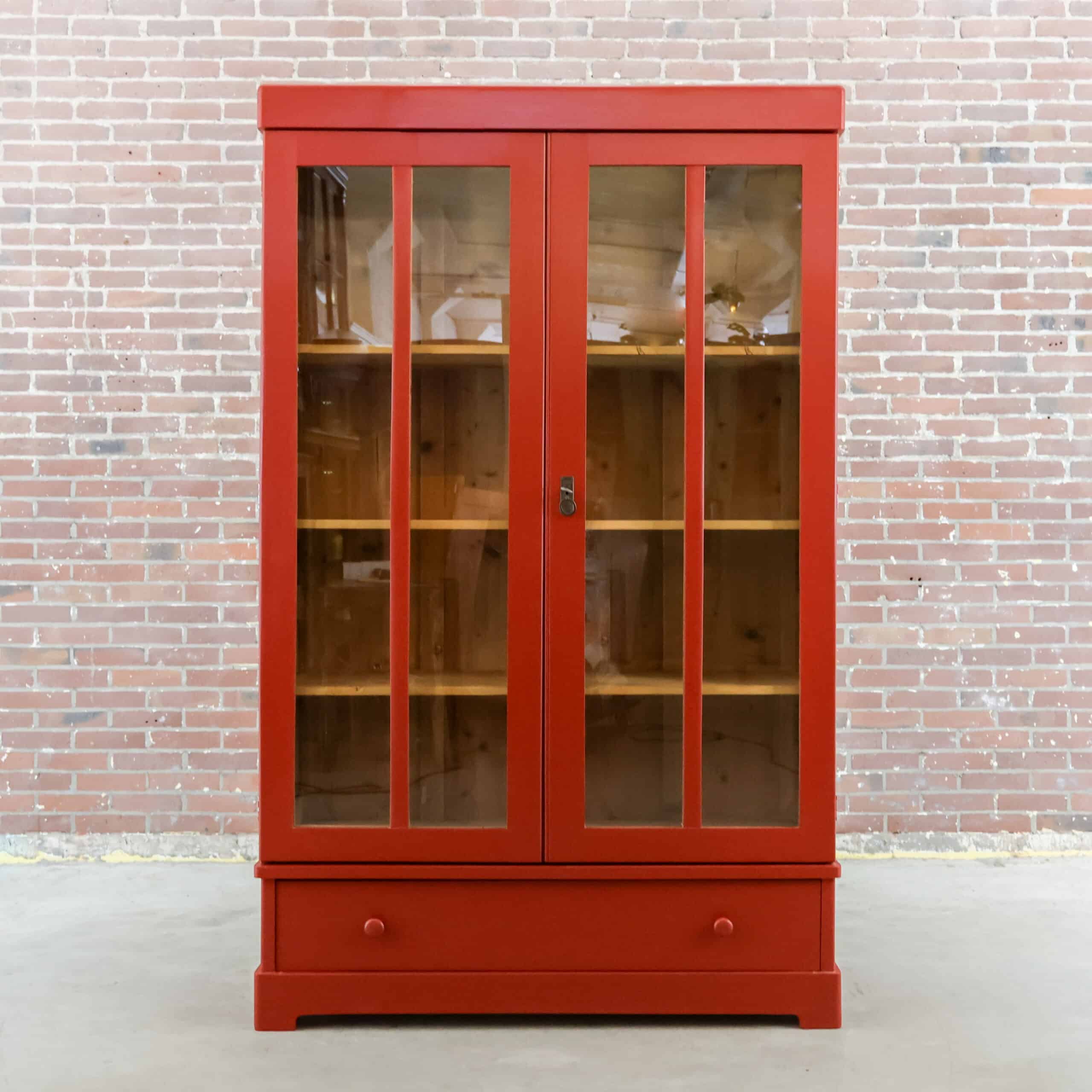 Brocante rote Vitrine